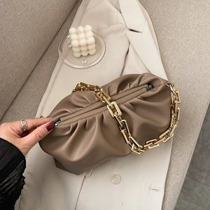 Design Wrinkled Cloud bag with thick Gold chain